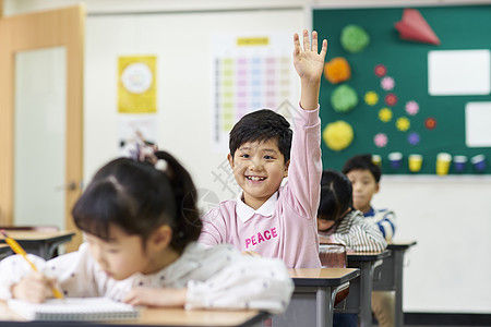 老师和学生在教室里做实验图片