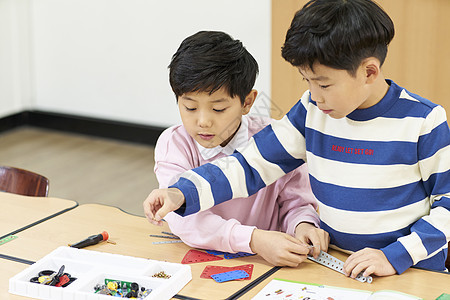 课堂上认真上小学的稚嫩小朋友图片