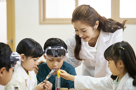 课堂上认真上小学的稚嫩小朋友图片