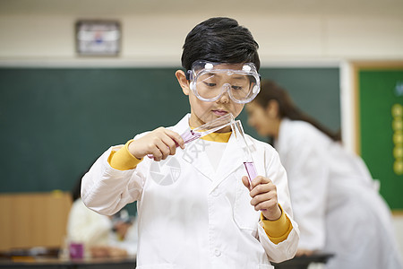 课堂上认真上小学的稚嫩小朋友图片