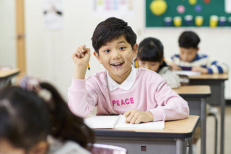 上课记笔记的小学生图片