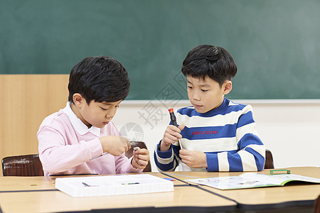 正在上手工课的小学生图片