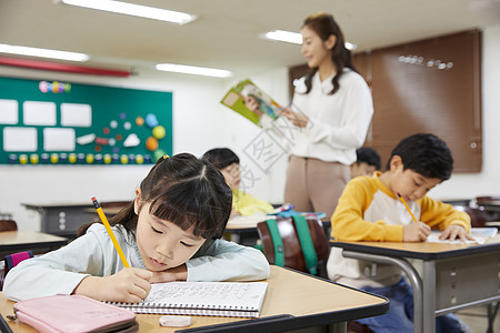 正在上课记笔记的小学生图片