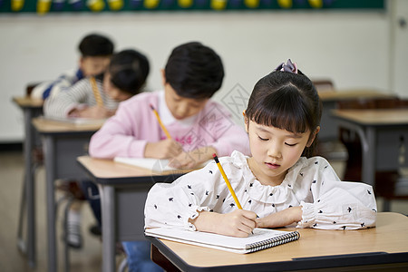 正在上课记笔记的小学生图片