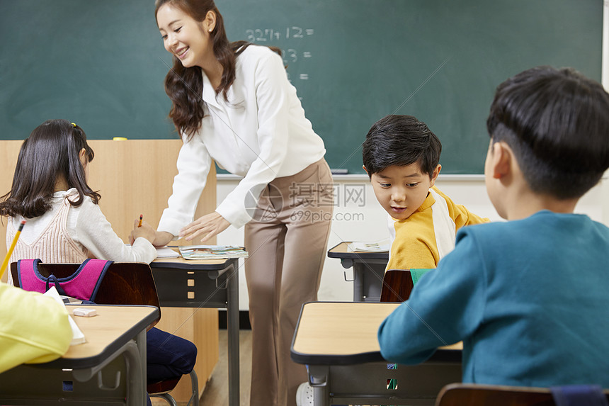 书桌迷笛建筑小学生老师韩国人高清图片下载-正版图片502163076-摄图网