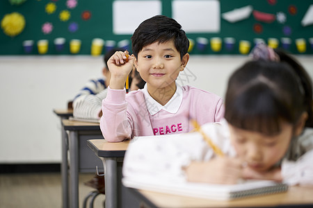 举手提问的小学生图片