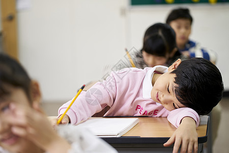 正在上课记笔记的小学生图片