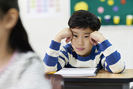 盯着镜头看的小学生图片