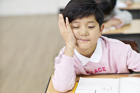 厌烦上课的小学生图片