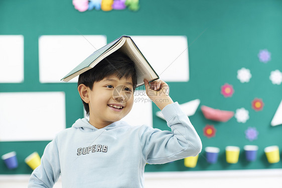 上课调皮的小学生图片