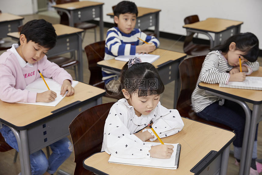 正在上课记笔记的小学生高清图片下载-正版图片502163129-摄图网