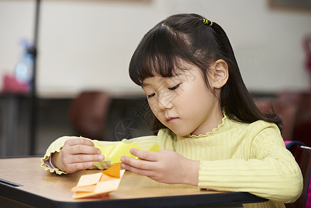 老师和学生在教室里上课玩耍图片