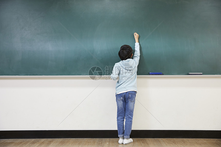 在黑板上写字的小学生图片