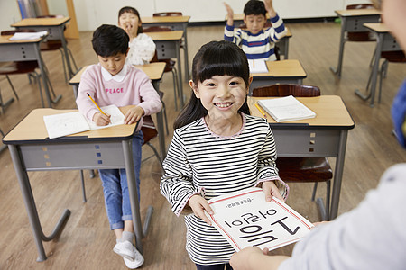 在一起坐一个人的纪念日小学生老师韩国人图片