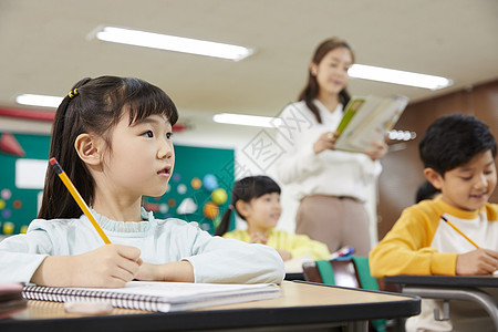 女孩正在认真上课图片