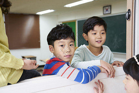 课间休息时间的小学生图片