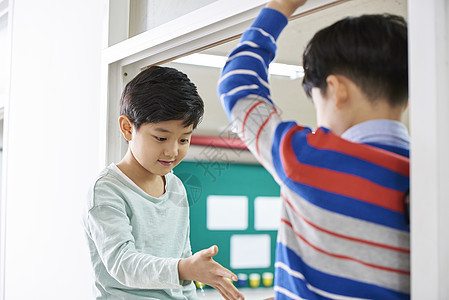 课间休息时间的小学生图片