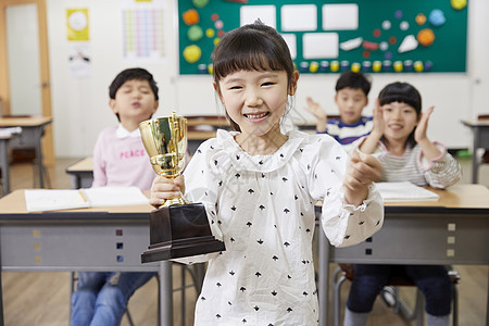 小学生得了奖杯图片