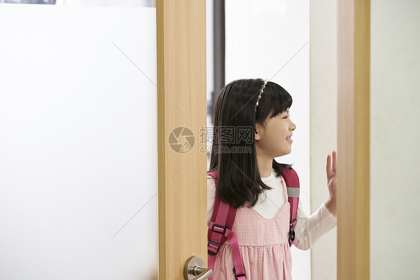 打开教室门的小女孩图片