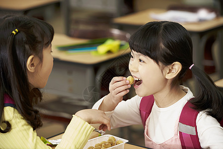 学校小学生同学间吃零食图片