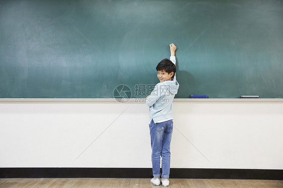 小学生在教室黑板上写字图片