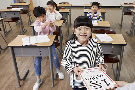 小女孩上讲台领奖图片