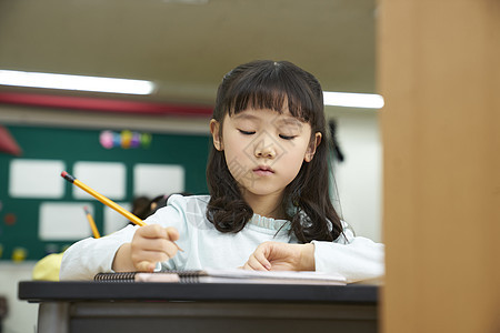 认真写字的小女孩图片