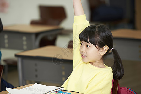 小学生举手发言图片