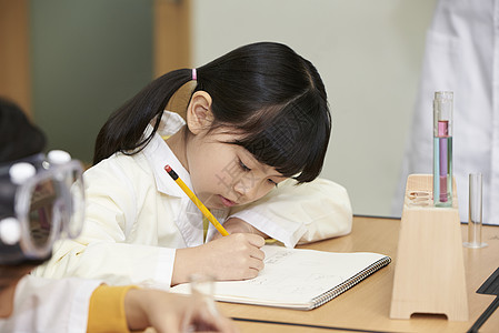 正在认真写字的小学生图片