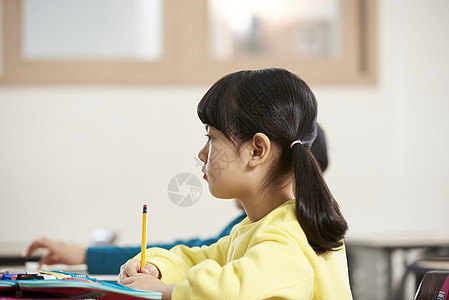 正在认真写字的小学生图片