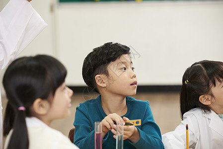 好奇心的小学生看着门口图片