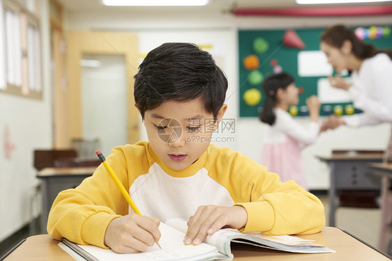 老师和学生在教室里玩耍做实验图片