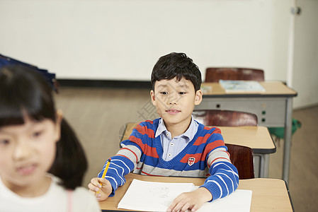 老师和学生在教室里玩耍做实验图片