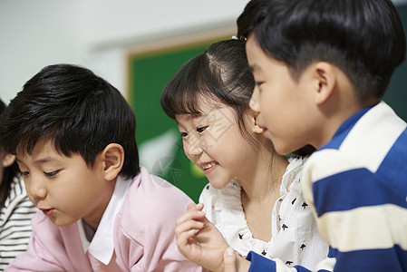 老师和学生在教室里玩耍做实验图片