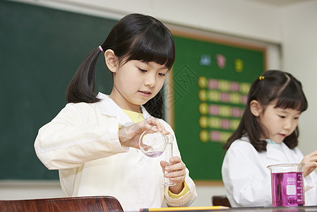 认真做实验的小学生图片