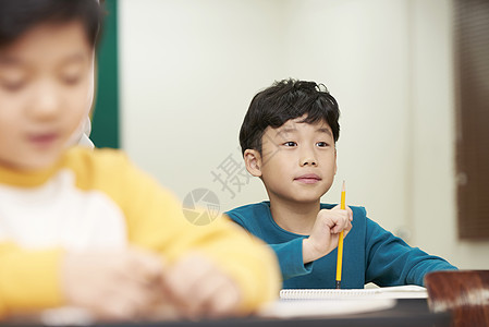 认真听讲的小学生图片