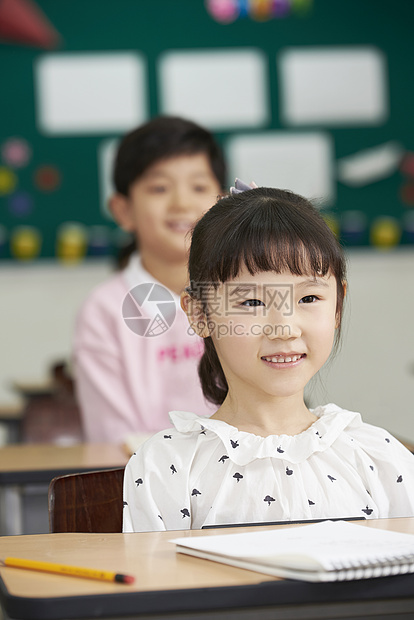 小学生们聚精会神的听课图片