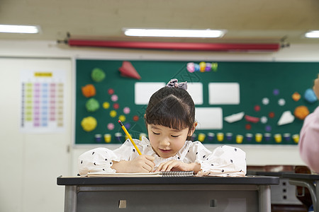 认真写字的小学生图片