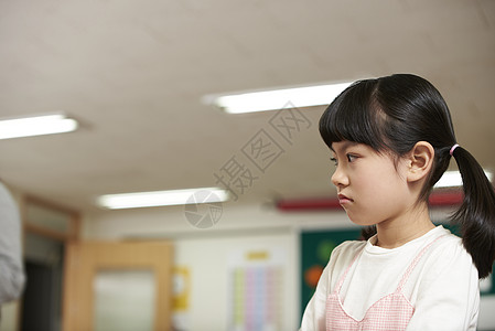 学校生气课堂上生气的小学生背景