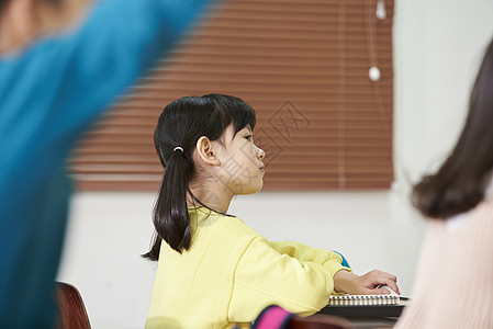 课堂上聚精会神学习的小学生图片