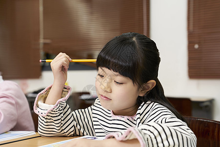 思考做题的小学生图片