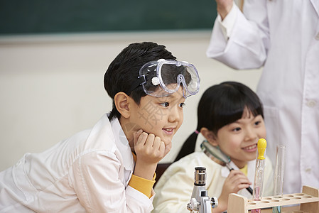 实验课上好奇心的小学生图片