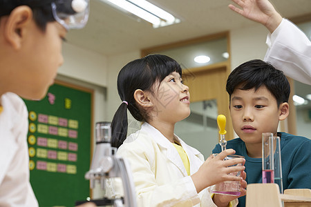 老师教小学生们做实验图片