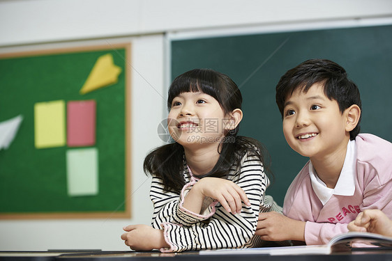 好奇心的小学生图片