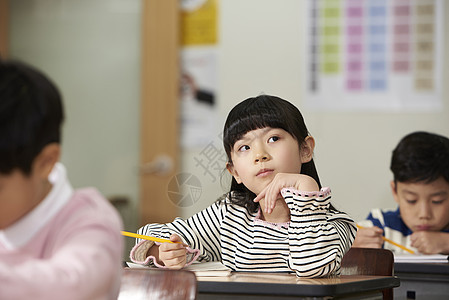 盯着一旁出神的小学生图片