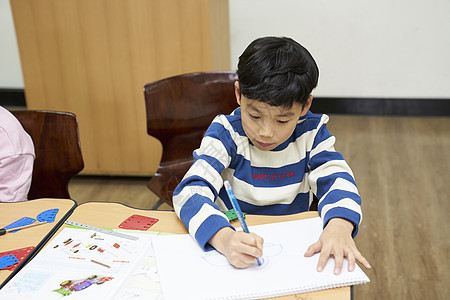 在绘画当中的小学生图片