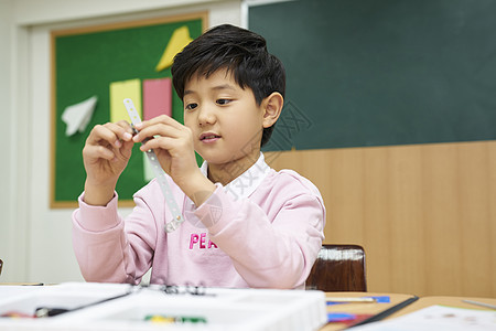 课堂上的小学生手工制作图片