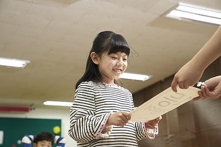 小学生接过奖励图片