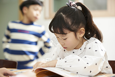 阅读课文的小女孩背景图片