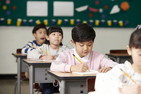 认真学习的班级小学生图片